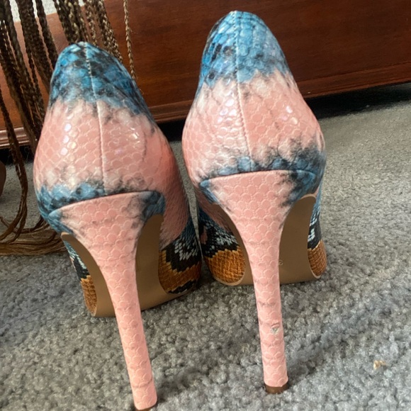 Snakeskin heels - Picture 3 of 4